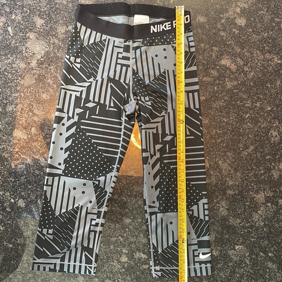Nike Pro - DriFit Black/Grey Patterned Capri Legging - Picture 4 of 5